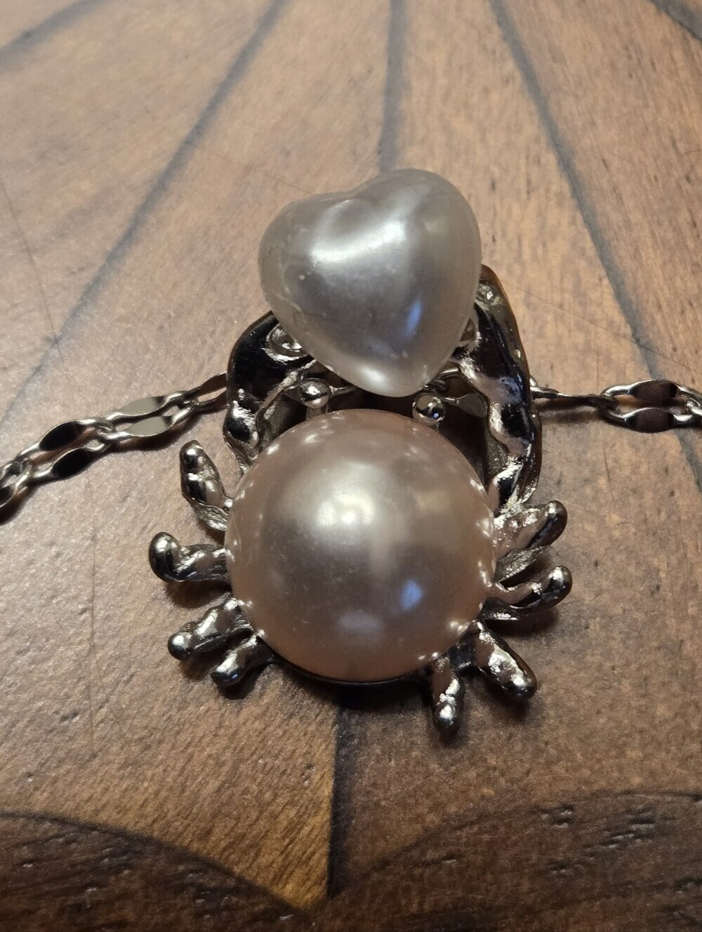 Sweet And Minimalist Creative Crab Heart Necklace Quirky Crab Hugging Heart - Picture 7 of 9